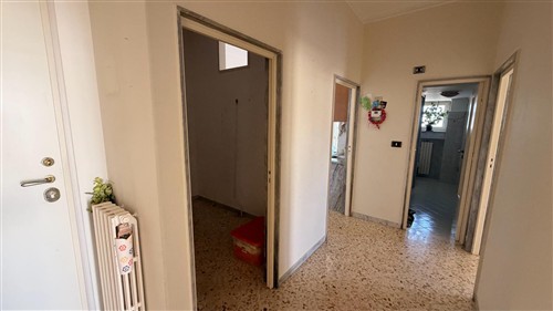 Centrale Appartamento di 3 Vani Oltre Acc. e Con Box Auto.